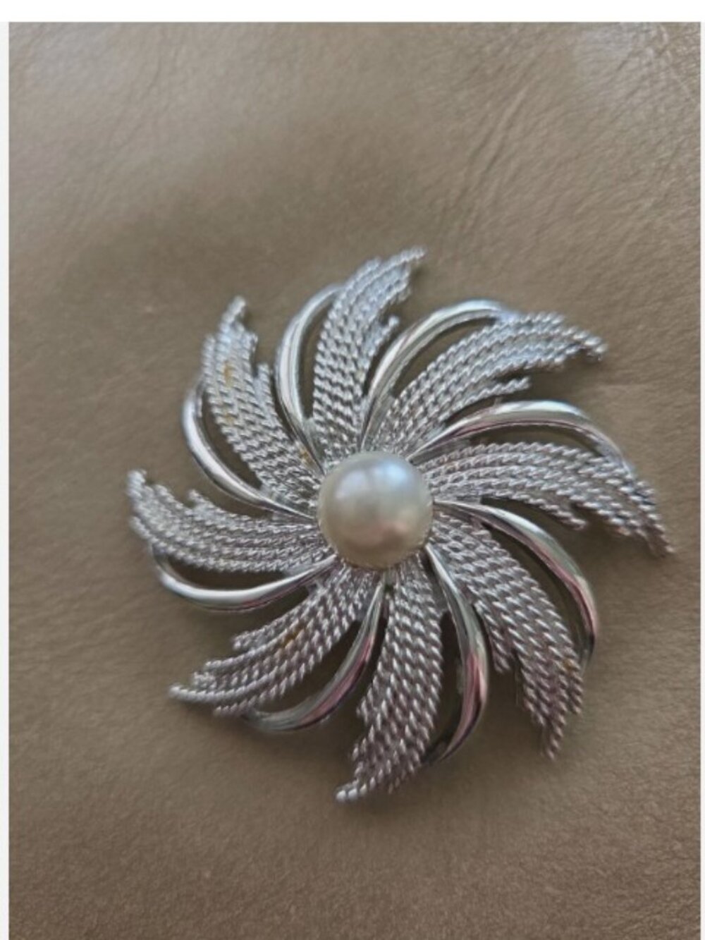 Vtg Sarah Coventry Silver Tone Pinwheel/Swirl With Faux Pearl Center Brooch 1970